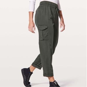 Lululemon move lightly green cargo pant 25” size 2